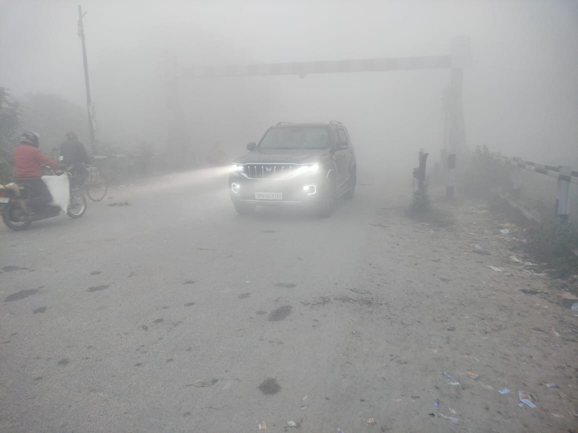 PHOTOS: Purvanchal including Uttar Pradesh in the grip of fog, vehicles running with lights lit during the day