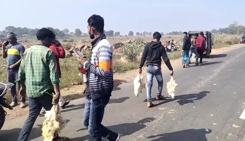 The vehicle full of chickens overturned, someone put it in a sack and someone ran away with it in their hands