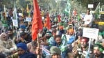धरने पर बैठे किसान।