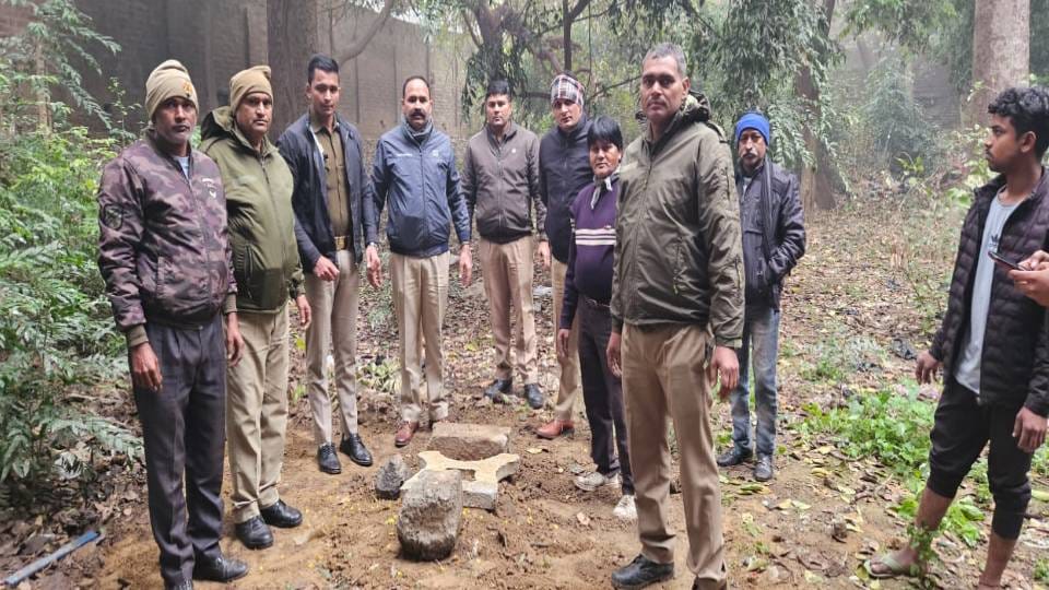 Dog died who living in Hariparvat police station of Agra for fourteen years