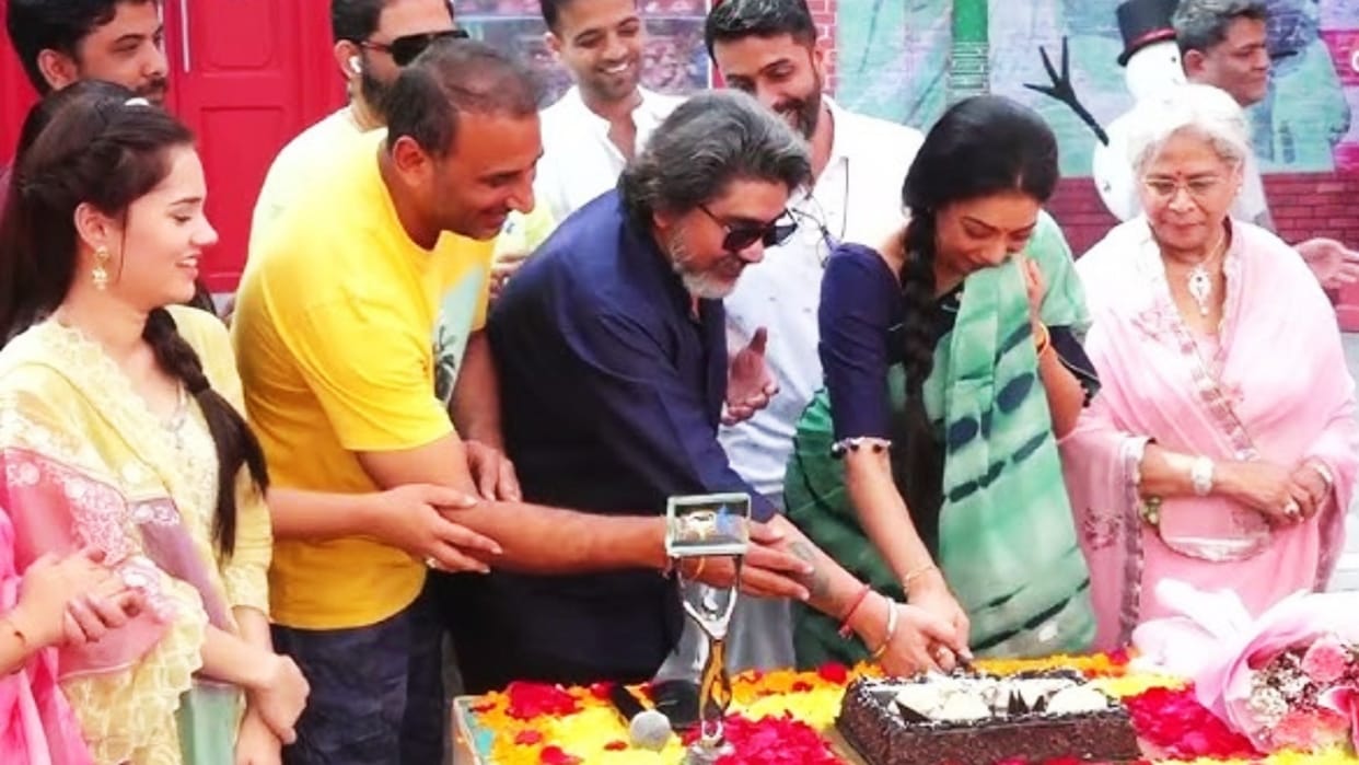 Anupamaa producer Rajan Shahi and his mother deepa shahi honored Rupali Ganguly by cake cutting at end of 2023