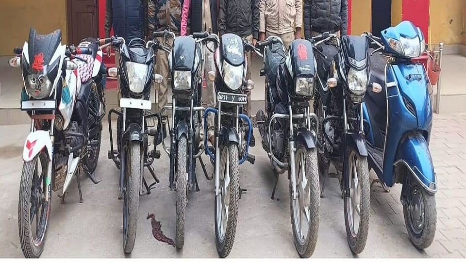 Police arrested auto lifter recovered five bikes and one scooter in budaun