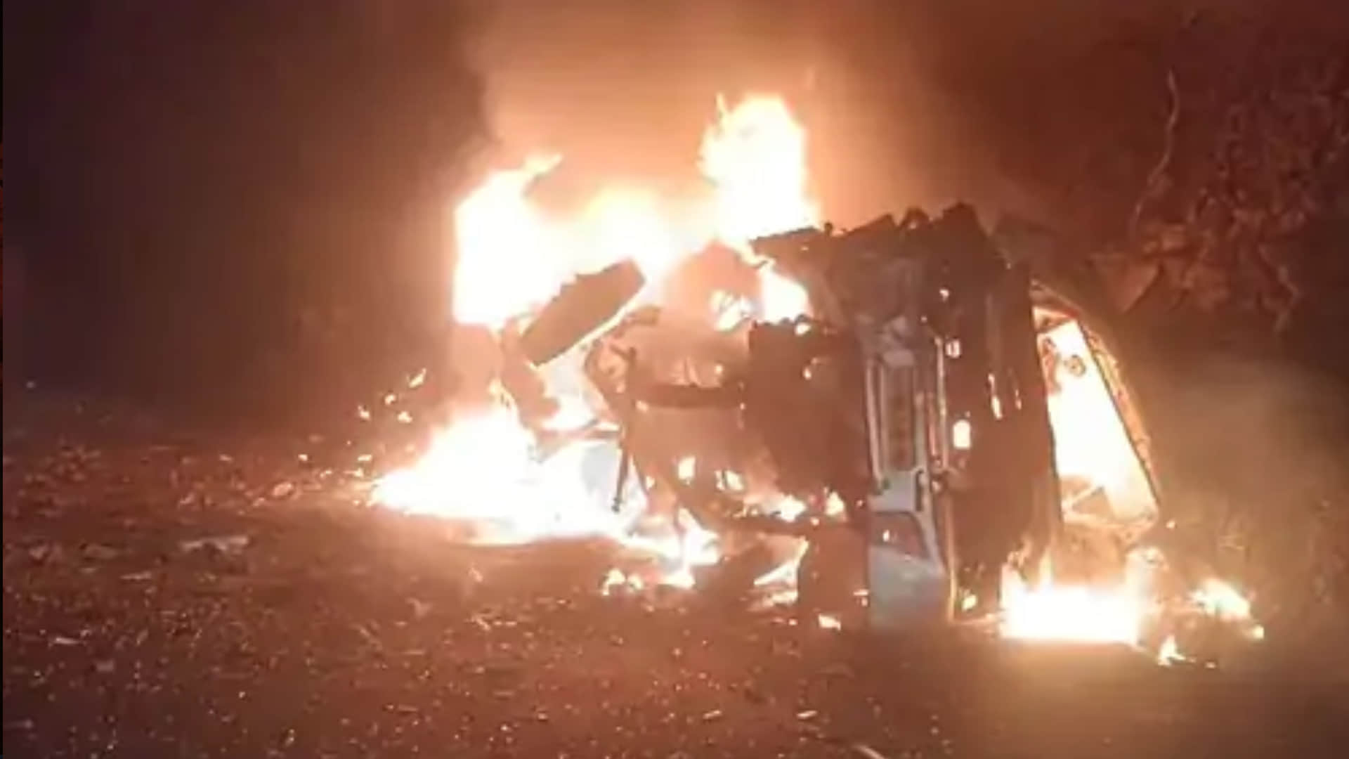 बस हादसे में 13 लोगों की मौत हो गई, इसमें 12 लोग जिंदा जल गए थे।