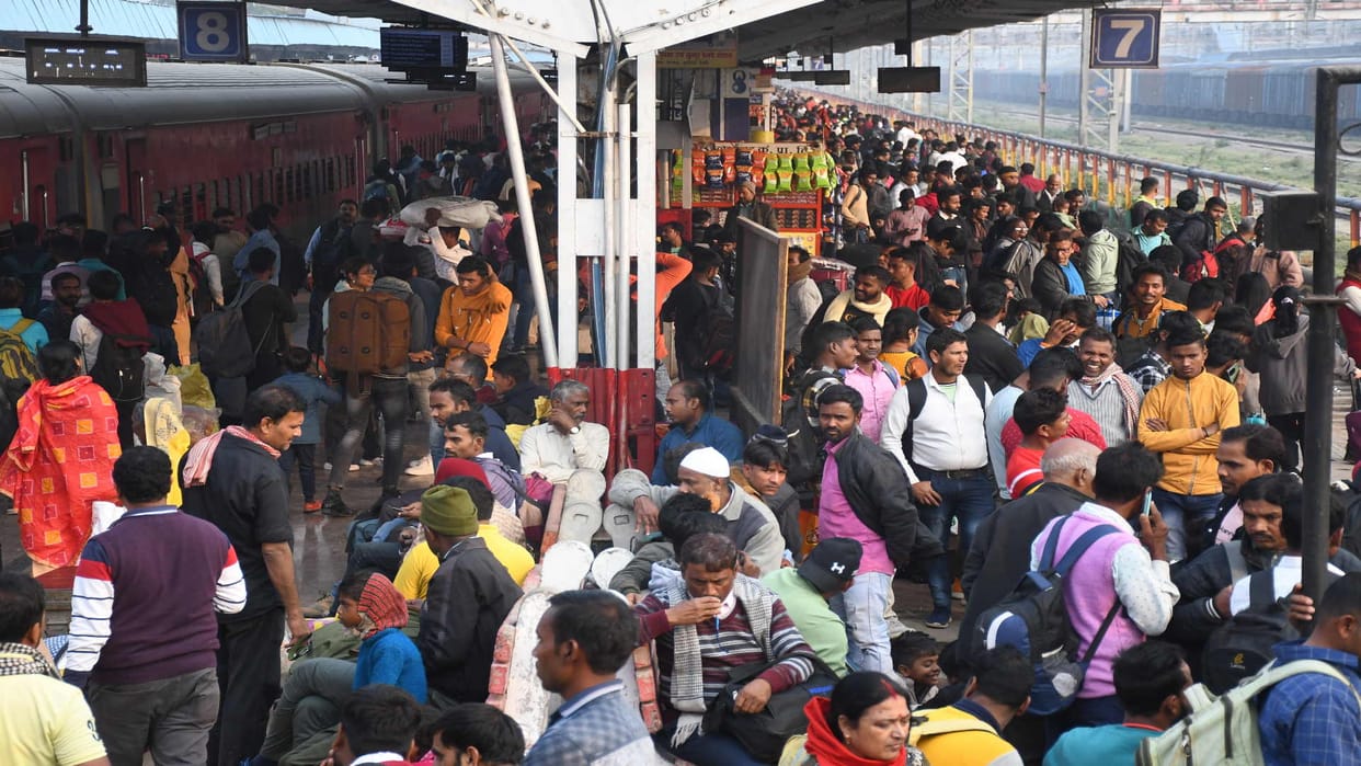 Gorakhdham Express reached Gorakhpur in the evening, Sampark Kranti in the morning