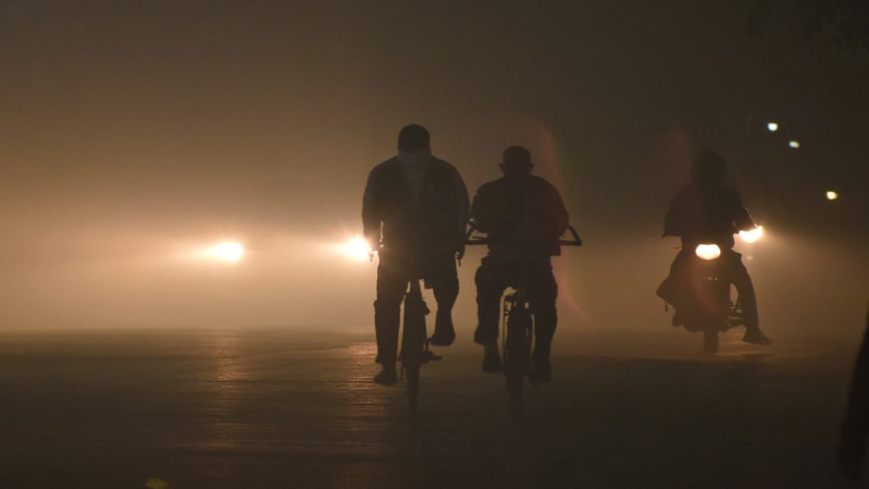 Prayagraj Temperature: City covered with fog, cold winds shivered