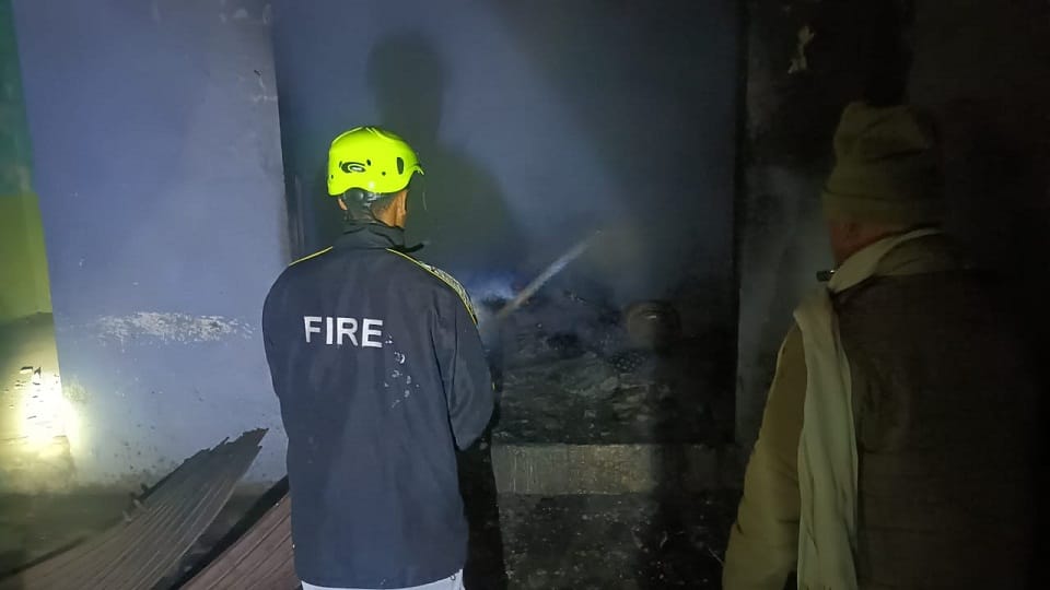Nainital hindi news: man burnt alive in shop fire in haldwani