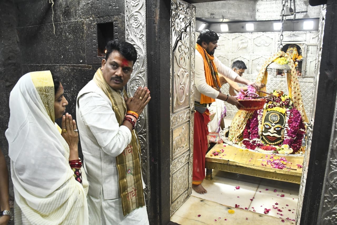 Ujjain Mahakal: Two cabinet ministers of the state reached the door of Baba Mahakal,