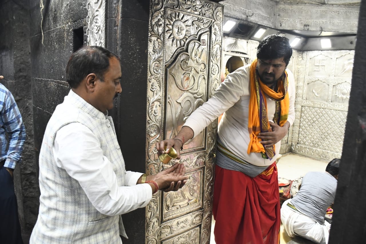 Ujjain Mahakal: Two cabinet ministers of the state reached the door of Baba Mahakal,