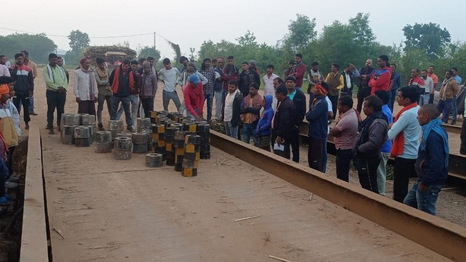 Farmers create ruckus during sugarcane weighing in Kabirdham
