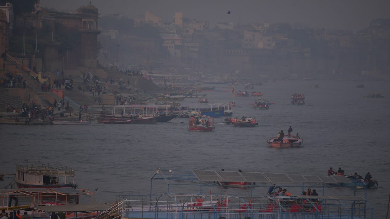 Tourist overflow in Kashi: Hotel-lodges all full, after roads now traffic jam in Ganga also