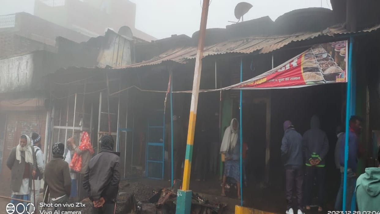 Fire started due to short circuit, property worth lakhs burnt to ashes, fire brigade reached after two hours