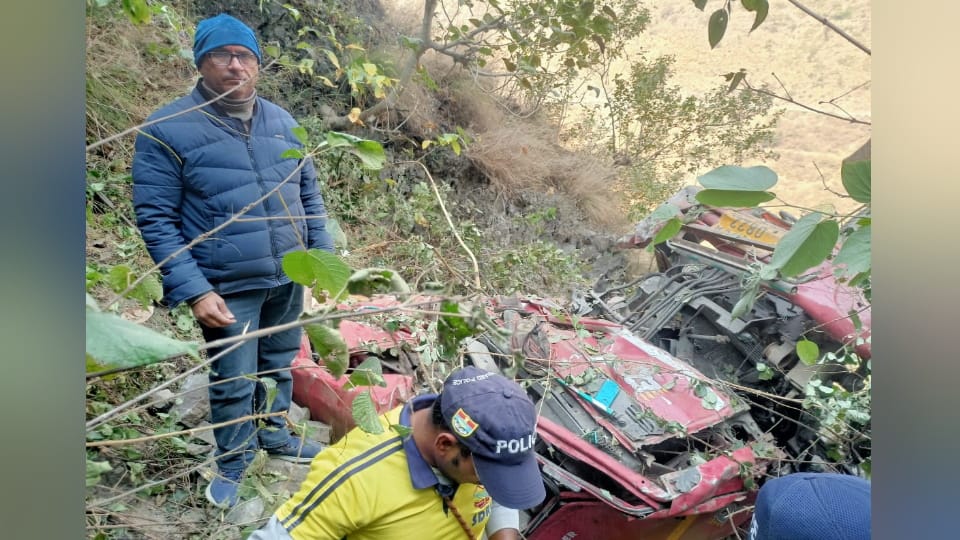Dehradun Accident News Truck going to Tuni fell into 300 meter deep gorge Almora driver died
