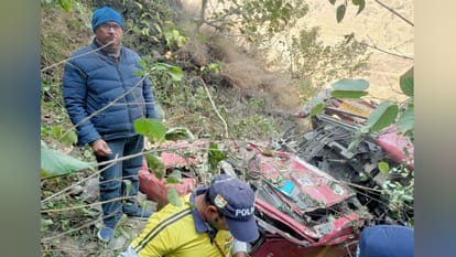 Dehradun: 300 मीटर गहरी खाई में गिरा त्यूणी जा रहा ट्रक, नीचे दबने से अल्मोड़ा के चालक की मौत Dehradun Accident News Truck going to Tuni fell into 300 meter deep gorge Almora driver died
