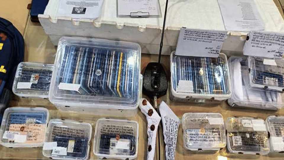 Eight miscreants who robbed mobile phones were caught by the police