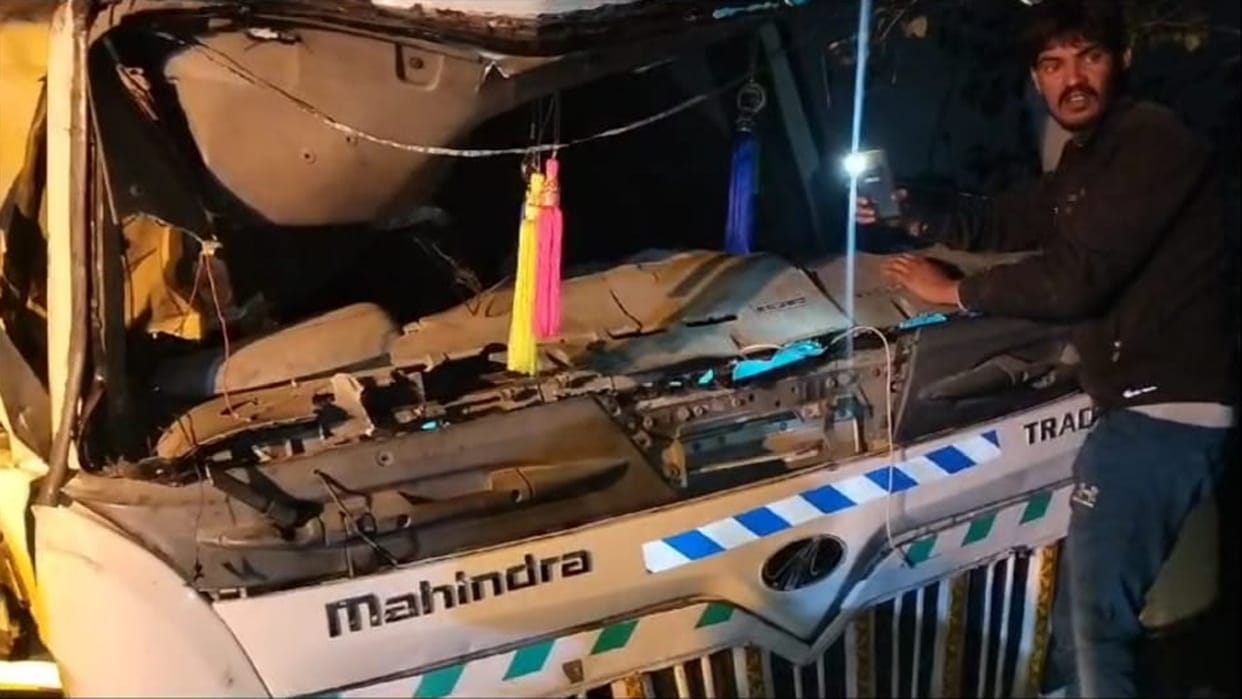 A driver died after being crushed under 15 ton pillar in Partapur of Meerut