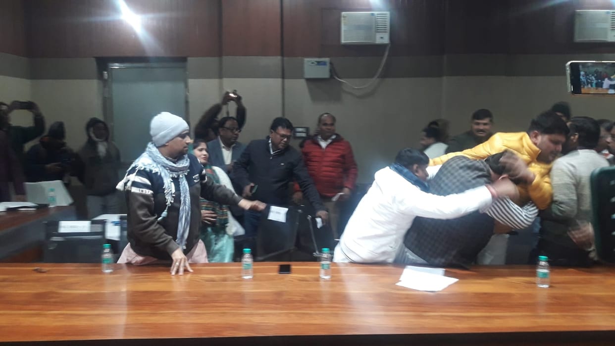 Shamli: There was a ruckus outside during the Municipal Board meeting