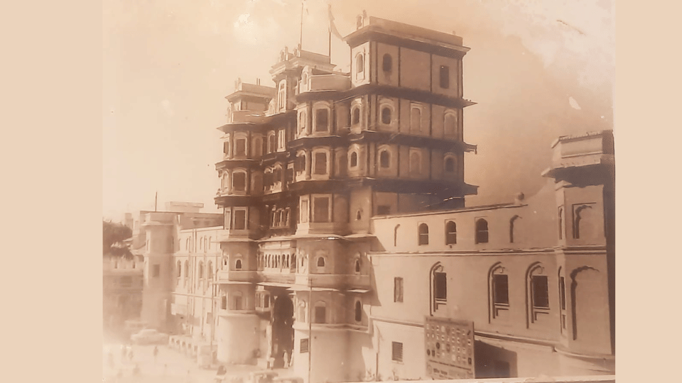tourists expressed displeasure for Liquor shop and marketing hoardings in rajwada palace