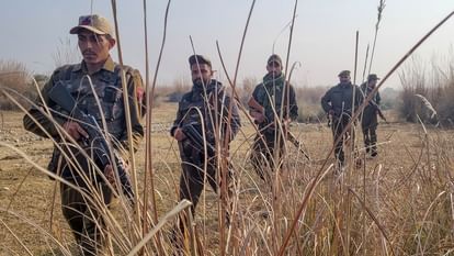 राजोरी: संदिग्धों ने वीडीसी सदस्य के घर का गेट खटखटाया, हवाई फायरिंग पर भागे, तलाशी अभियान जारी Rajouri: Suspects knocked down gate of VDC member house ran away after firing