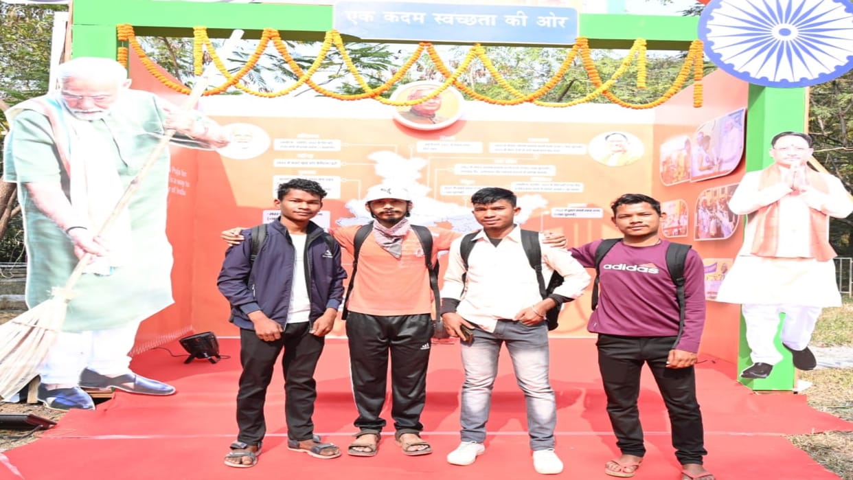 Chhattisgarh: People wrote their reactions on  writing wall in  exhibition held in Nalanda campus of Raipur