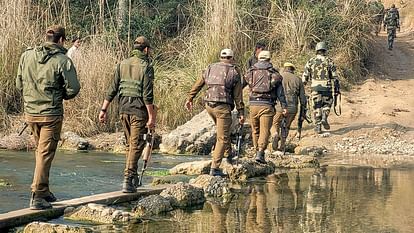 राजोरी: संदिग्धों ने वीडीसी सदस्य के घर का गेट खटखटाया, हवाई फायरिंग पर भागे, तलाशी अभियान जारी Rajouri: Suspects knocked down gate of VDC member house ran away after firing