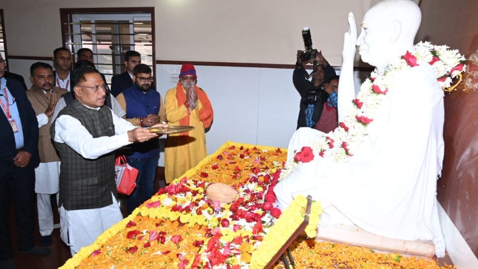CM Vishnudev Sai took blessings of Baba Priyadarshi Ramji at Banora Ashram Raigarh
