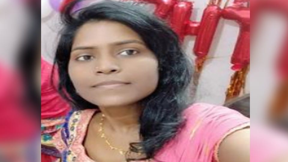 girl commits suicide who hurt by broken engagement in shahjahanpur
