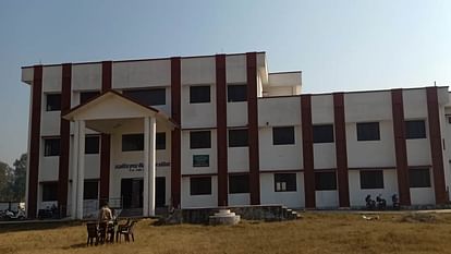 Roorkee News school building made with four Crore Rupees laid carpets for Students Sitting