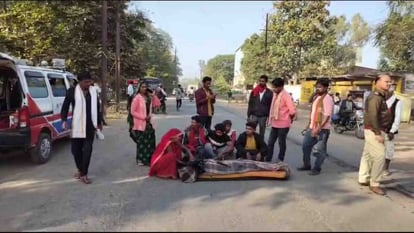 Damoh News : दमोह में रेप पीड़िता की मौत के बाद परिजनों ने जमकर हंगामा किया