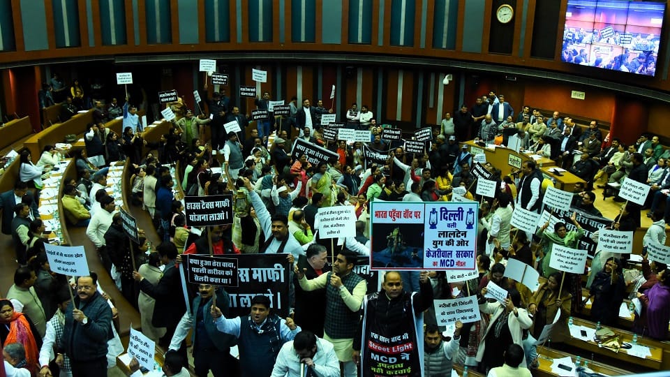 Delhi: Four councilors including leader of opposition suspended after uproar in Municipal Corporation meeting