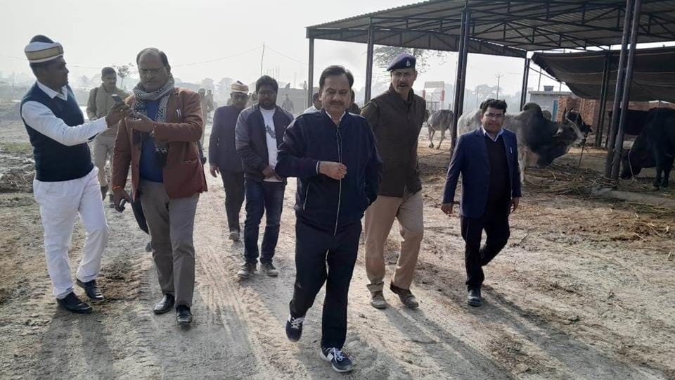 Amroha: DM arrived to inspect CHC, many health workers including MO found absent, salary stopped