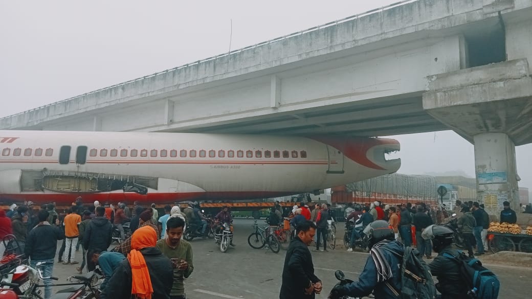 Bihar News : Airplane stuck under flyover in Motihari,bihar news hindi