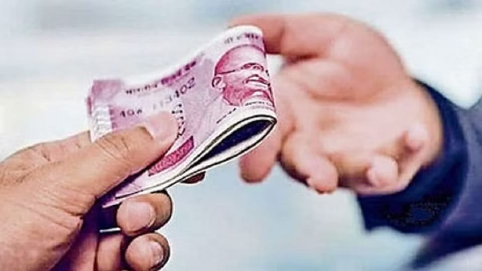 Moradabad: Video veterinary officer taking money cattle herder goes viral, complaint CM Yogi and others