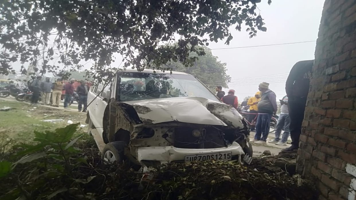 While trying to save the biker, the uncontrolled Tavera collided with the divider and overturned