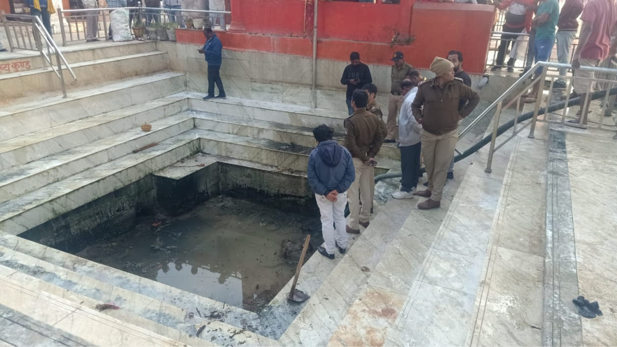 Dead body of unknown youth found in pond