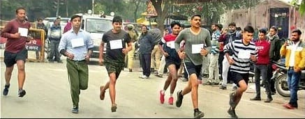 Candidates ran on the middle of the road for Home Guard recruitment in Kanpur, traffic affected
