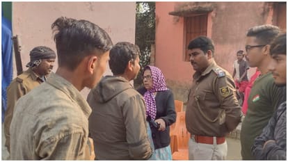 Bihar News : नशे की हालत में स्कूल परिसर में प्रधानाध्यापक करने लगे हंगामा, पुलिस ने किया गिरफ्तार Liquor Ban in Bihar Police arrested the drunk headmaster from the school.kk pathak