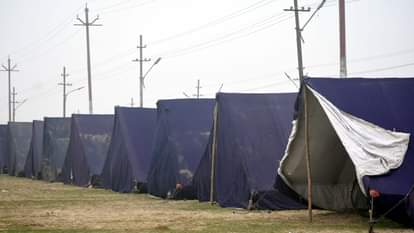 माघ मेले में लगने लगे टेंट।