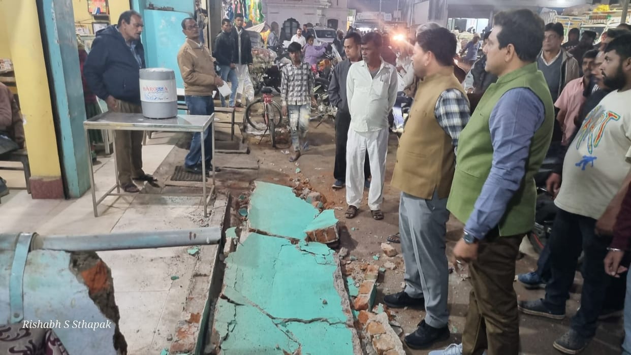 Chhindwara: Corporation Commissioner strict on encroachment, corporation team removed layout of illegal colony