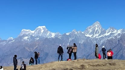 New Year 2024 hotels and home stays are full In Uttarakhand Auli Huge Crowd of Tourists Gathered