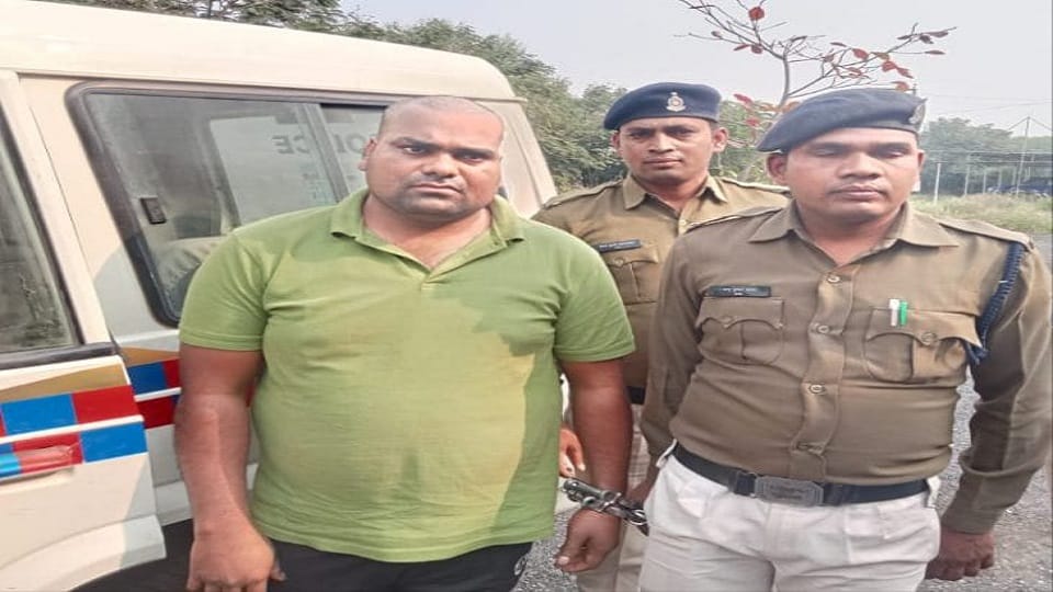 पुलिस की गिरफ्त में आरोपी