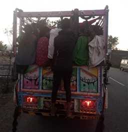 Sonebhadra: Commissioner was shocked to see 40 laborers on the pickup, got the vehicle stopped and seized