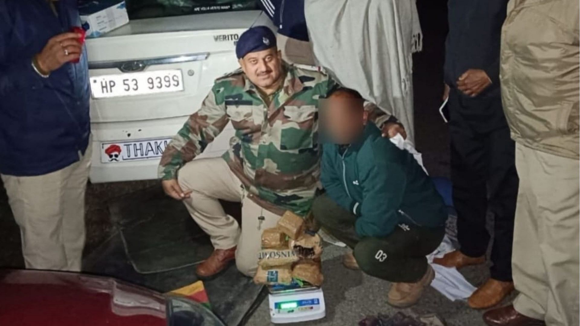 पुलिस गिरफ्त में आरोपी।