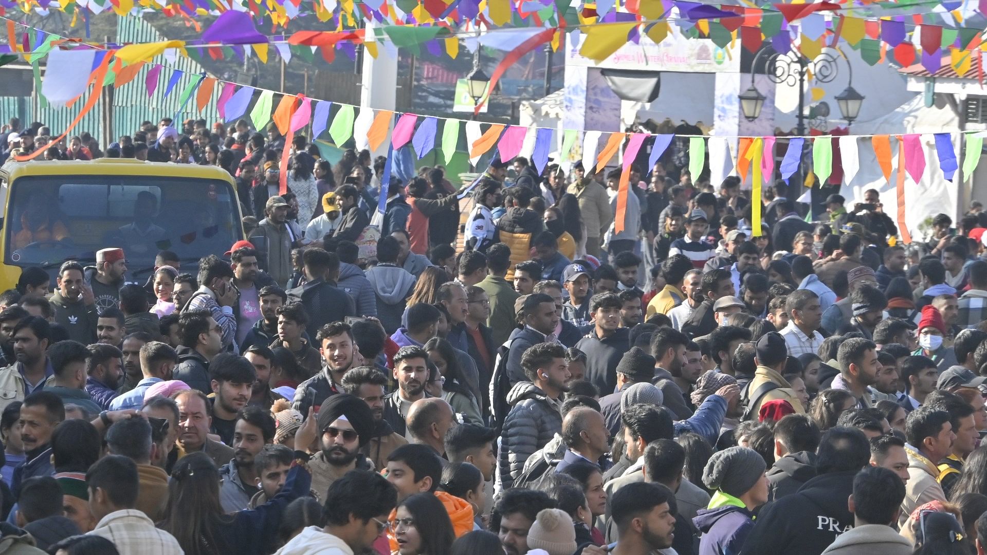 रिज मैदान पर उमड़ी पर्यटकों की भीड़।