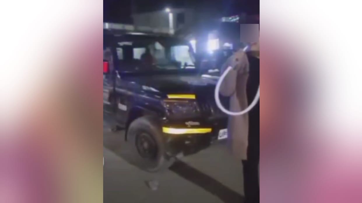 A girl made reel while smoking hookah near police jeep in Saharanpur and video viral