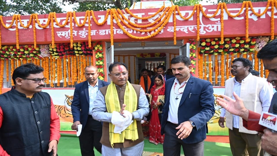 Chief Minister Vishnudev visited the family deity with his wife in Jashpur