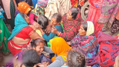 Bihar News: हाइवा चालक ने सड़क किनारे खड़े शिक्षक को कुचला; दर्दनाक मौत, सीसीटीवी कैमरे में कैद हुई घटना Sitamarhi: Teacher standing on roadside died after being crushed by Hyva truck, incident captured in CCTV