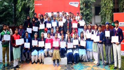 Amar Ujala honored the winning students and players in Bareilly