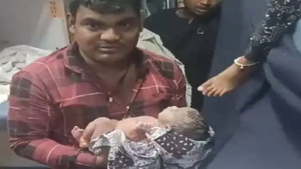 MP News: Railway employees angry at Bhopal doctor for giving blanket to woman during delivery in train
