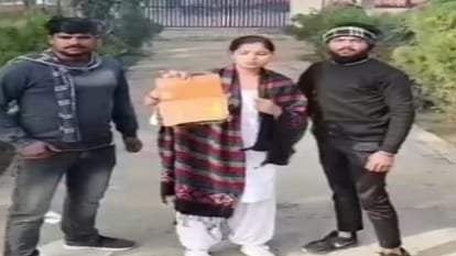 Hathras News: मनुस्मृ़ति की प्रति जलाने का वीडियो वायरल, मुकदमा दर्ज, पुलिस जांच में जुटी Video of burning copy of Manusmriti goes viral