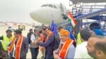 अयोध्या एयरपोर्ट पहुंची पहली फ्लाइट इस दौरान उत्साहित यात्री।